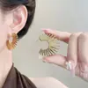 Pendientes de botón de girasol de lujo ligero para mujer, modernos, estilo exagerado, adornos para la oreja, chapados en cobre, oro real de 18 quilates, pendientes versátiles de alta gama, estilo nuevo