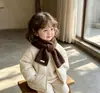 Bufanda de punto suave y versátil de color liso para niños y niñas, que realza el ambiente invernal, favorecedora para el cutis, calentador de cuello de lana para nuevos estudiantes