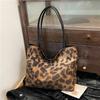 Bolso de mano vintage de leopardo para mujer, otoño e invierno 2024, nuevo bolso de hombro informal de gran capacidad y moda para ir al trabajo.