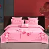 Nuevo conjunto de boda de cuatro piezas 100% algodón bordado 2026, con un diseño lujoso y elegante de algodón de fibra larga, en estilo chino tradicional y color rojo vibrante para bodas