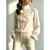 Camisa vintage con cuello alto fruncido, tela texturizada plisada, exquisita tapeta de botones, mangas largas holgadas