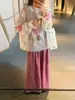 Elegante conjunto de dos piezas para mujer: camisa con bordados y protección solar y pantalones casuales de pierna ancha, un atuendo de verano único y hermoso