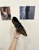Novos sapatos Mary Jane retrô estilo francês com estampa de leopardo e bico fino para mulheres, apresentando um design de tira única e um discreto salto interno para altura adicional.