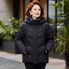 Chaqueta corta de plumón de ganso blanco para mujeres de mediana edad y mayores, estilo mamá de invierno, resistente al frío, engrosada, elegante y disponible en tallas grandes