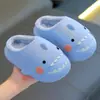 Chinelos de algodão de tubarão para crianças outono e inverno, unissex, quentes, forrados com fleece, impermeáveis, para bebês e crianças pequenas, sapatos de bebê fofos com calcanhar fechado