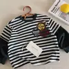 Camiseta Infantil de Manga Longa T2026 Outono Nova Listrada Estilo Coreano Estampa Personalizada Falsa Duas Peças Manga Longa Moda Bebê