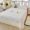 Compra en vivo de cubrecama Clase A, colcha acolchada engrosada, cubrecama de encaje estilo coreano apto para bebés, protector de colchón grueso, color sólido