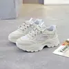 J02 Novos Sapatos de Pai Versáteis para Primavera/Verão 2026 Tênis Casuais de Malha Respiráveis com Solado Espesso que Aumentam a Altura Calçados Femininos Esportivos Tendência
