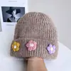 Touca de Lã Fashion com Patch de Flor Doce para Mulheres Inverno Nova Versátil Casual de Tricô para Afastar o Frio e Manter Aquecido Touca de Puxar