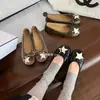 Stock listo zapatos Mary Jane mujer 2026 rosa claro punta redonda moño boca poco profunda suela plana cuero suave zapatos de conducción zapatos individuales mujer