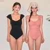 Biquíni Triangular de Uma Peça Vento Vermelho Explosivo da Internet Sexy Costas Nuas Conservador Roupa de Banho Feminina para Fontes Termais Peito Pequeno