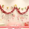 Decoración del Día de San Valentín con globos de columna flotante para eventos festivos en centros comerciales, creando una atmósfera romántica