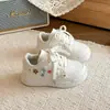 Zapatillas de Suela Blanda para Niñas 2026 Primavera/Verano Nuevos Zapatos Versátiles de Moda Blancos con Decoración Floral Zapatillas de Caña Baja
