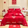 Juego de boda de tela cepillada hipoalergénica en rojo brillante, funda de edredón con bordado pesado de estilo chino exquisito, juego de ropa de cama de cuatro piezas para recién casados