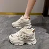 Zapatillas de papá para mujer 2025 primavera y otoño nuevas versátiles de suela gruesa que realzan la altura transpirables casuales deportivas tenis blancos