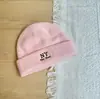 Gorro de punto bordado con letras de la serie de otoño e invierno, estilo novio de Instagram, fresco y cálido, protector de orejas, adelgazante para la cara