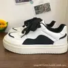 Sapatos Brancos para Mulheres 2023 Primavera Novo Versátil ins Tendência Sola Grossa Couro Fotografia de Rua Popular Estilo de Hong Kong chic Tênis Casuais
