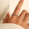 Pareja Europea y Americana Tomados de la Mano con Corazones, Gesto de Corazón Personalizado Transfronterizo, Anillo Romántico y Creativo de Dedo Índice Abierto