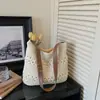 Bolsa de praia de crochê vazado em fio de algodão de verão, grande capacidade, adequada para o trabalho, férias na praia, e pode ser carregada no ombro ou na transversal