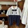 Enterizo de bebé para otoño/invierno, forrado de polar, cálido y acogedor, con un lindo diseño de oso y un estilo de caballero, con tela engrosada, una pequeña corbata de moño y adecuado para la fiesta de cumpleaños de un niño de un año.
