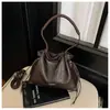 Bolsa de balde de couro macio de nicho estilo coreano para mulheres, nova coleção outono 2026, bolsa de ombro/transversal versátil casual retrô para o dia a dia