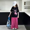 Conjunto de Dos Piezas Estilo Americano con Bloques de Color Estampados y Mangas Cortas, Camiseta Holgada para Chicas de Secundaria, Nuevo Conjunto de Pantalones Anchos 2026