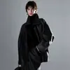 Chaqueta de cuero estilo retro francés, relajada, con cuello de traje, hombros caídos y un diseño holgado de longitud media, creando un look fresco y elegante.