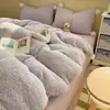 Conjunto de quatro peças de inverno estilo girly em lã de cordeiro com pompons grandes, lençol de leite espessado Classe A, capa de edredom e lençol de baixo macio