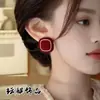 Nuevos Pendientes de Terciopelo Rojos Cuadrados Retro 2025 Pendientes de Diseño de Nicho para Mujer Lujo Accesible Pendientes de Alta Gama para Otoño e Invierno