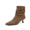 Botas Femininas Slim Plissadas Estilo Novo Outono/Inverno 2026, Bico Fino de Camurça, Salto Fino, Zíper Traseiro, Botas Curtas de Cano Curto