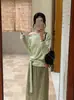 Top de punto verde claro estilo coreano sin hombros para mujer, nuevo diseño de primavera 2026, cintura sutilmente ceñida, top estilizado y elegante