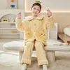 Pijama de franela de dos piezas para niñas para otoño e invierno, ropa de estar cálida de forro polar coral de manga larga, disponible en tiendas físicas