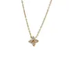 Colar Flor de Trevo de Quatro Folhas Banhado a Ouro em Aço Titânio Cravejado com Diamantes, Luxo Leve, Super Brilhante Corrente de Clavícula Flor de Trevo de Quatro Folhas Que Não Desbota