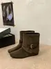 Botas Emagrecedoras de Veludo Versáteis Salto Bloco Botas Curtas Femininas Outono Retrô Botas de Cano Médio Bico Quadrado Aumento de Altura Oculto Estilo Europeu e Americano 2026