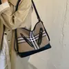 Bolso de Tote a Cuadros Estilo Retro Británico para Mujer 2026 Nuevo Gran Capacidad Simple para el Viaje Diario Bolso de Mano al Hombro para Mujer