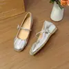 Nuevos y elegantes zapatos Mary Jane pequeños de punta cuadrada con pliegues, de corte bajo y piel suave, adecuados para combinar con faldas y modernos para usar al aire libre.