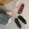 Chanclas de tiras populares y modernas para mujer, sandalias de playa de alta gama con suela gruesa para combinar con vestidos, nuevo estilo verano 2025