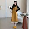 Roupas de maternidade para outono e inverno: Conjunto de duas peças: saia de suspensório com pérolas + camisa base de gola alta, saia longa de lã que esconde a barriga e emagrece