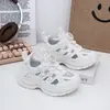 Zapatillas blancas puras para niños para eventos deportivos, zapatos para niños y niñas, nuevo modelo de verano 2026, malla transpirable, zapatillas deportivas ligeras con botones, de moda
