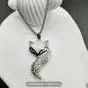 Cadena de suéter de moda japonesa y coreana, cara blanca, zorro, colgante de gota de aceite, elegante, versátil, estilo Chanel, collar para mujer, cadena que no se decolora