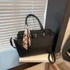 Bolsa de Mão Retro de Luxo Feminina 2025 Verão Nova Moda Tendência Bolsa de Ombro para o Dia a Dia Bolsa Tote de Grande Capacidade