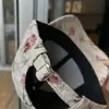 Gorra de béisbol nueva de ala dura con estampado de rosas, ala grande que hace que la cara se vea más pequeña, moderna para ir de compras y protección solar