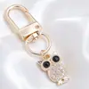 Lujo Ligero Chapado en Oro Charms Completos de Diamante Cierre de Langosta Forma D Colgante Triangular Redondo Accesorios para Llaves Fábrica de Origen Venta al por Mayor