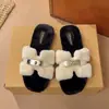Chinelos peludos deslumbrantes e elegantes para mulheres, adequados para uso externo, novos chinelos de algodão baixos de pelúcia estilo fada francesa para outono e inverno de 2026