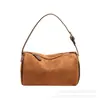 El bolso Boston de moda de este año, una colección retro de otoño 2026 con un diseño de nicho, es un bolso cruzado cilíndrico de gamuza para mujer