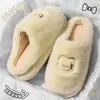 Chinelos de algodão com calcanhar espessado para mulheres, novo modelo outono e inverno 2026, com sola grossa, quentes, antiderrapantes, silenciosos, chinelos de algodão fofos para mulheres