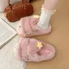 Bonitas pantuflas de algodón con forma de estrella de dibujos animados para mujer, adecuadas para usar en exteriores en invierno, proporcionando calidez, resistencia al deslizamiento y una suela gruesa para un uso interior cómodo