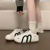 Sapatos Brancos Leves de Sola Grossa para Mulheres 2026 Primavera/Outono Novos Retro Versáteis Sola Macia Shude Tênis de Treino Sapatos Casuais Sapatos Femininos