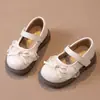 Sapatos de Princesa para Meninas 2026 Primavera e Outono Brancos Estilosos Sapatos Pequenos de Couro para Crianças Mocassins de Solado Macio Sapatos Individuais Antiderrapantes Sapatos de Performance