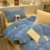 Juego de ropa de cama de cuatro piezas de terciopelo de leche, nuevo estilo 2026, diseño de lunares, juego de sábana y funda de edredón de vellón de coral para invierno